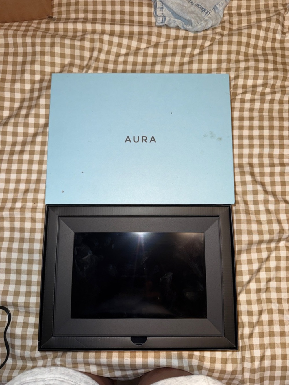 Aura digital photo frame with black frame and light blue box